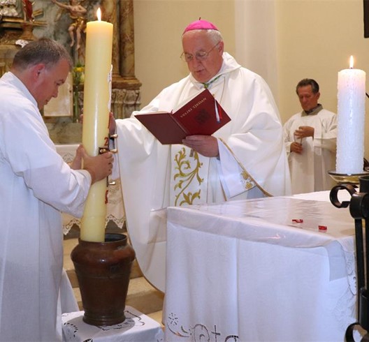 Biskup Razum predvodio Vazmeno bdjenje u župi Vugrovec